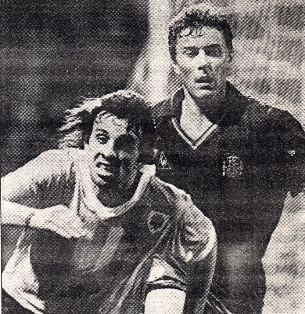 Fernando Rosa con la selección de Uruguay ante España, ganándole un duelo a Emilio Butragueño