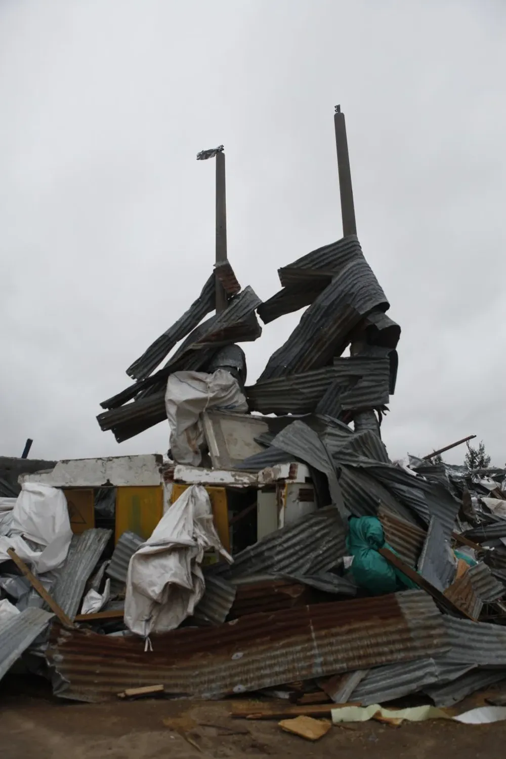 Por donde pasó el tornado quedó poco de pie