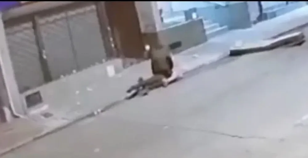 El momento en el que el hombre ataca a la mujer