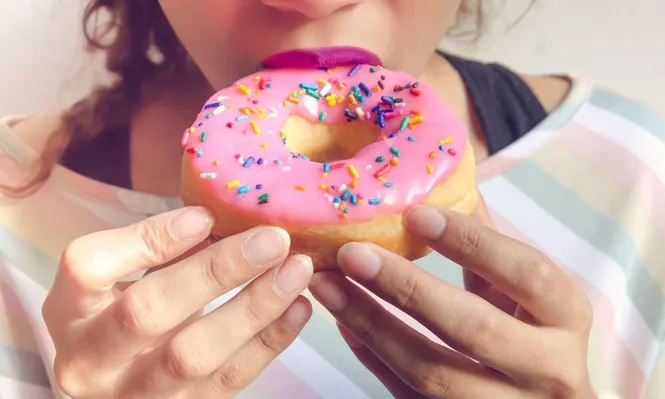 4 razones por las que sentimos la necesidad de comer azúcar o carbohidratos (y cómo podemos controlarla)