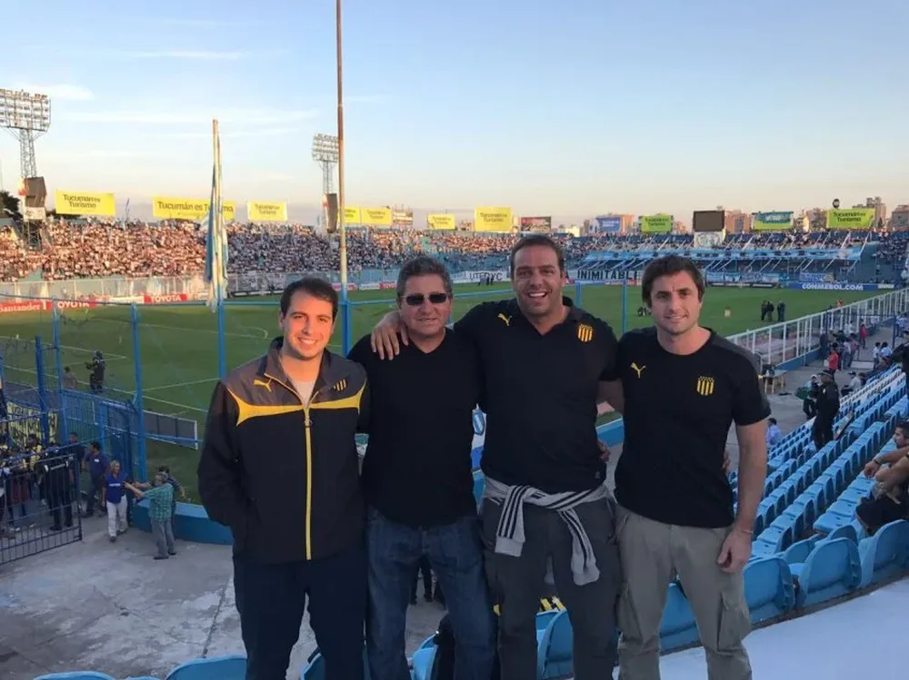 Perdomo en la tribuna junto a Bedrossian, Ruglio y Sciarra