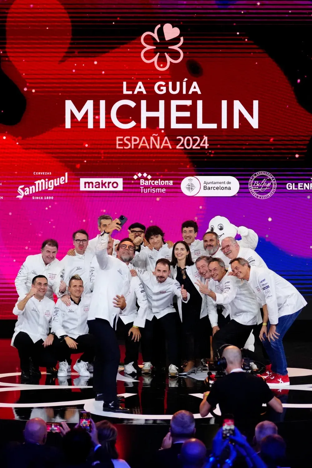 Foto de familia de los cocineros que han recibido 3 estrellas Michelín durante la gala de las estrellas Michelin 2024 . Archivo
