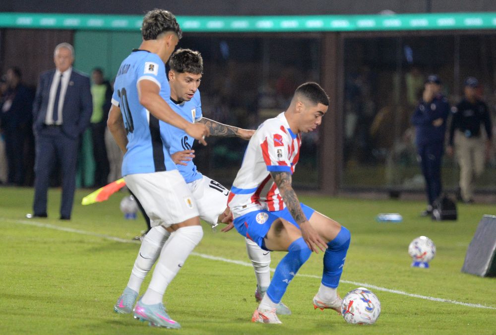 Maximiliano Araújo, Mathías Olivera y Miguel Almirón