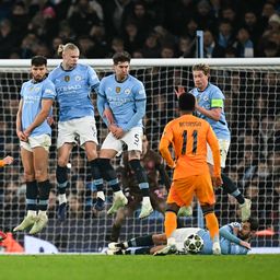 Federico Valverde de Real Madrid, le pega de tiro libre ante Manchester City