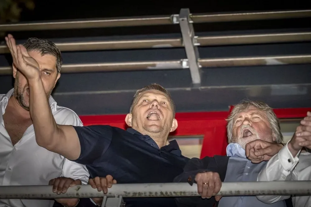 Robert Fico (centro), líder del triunfante partido Dirección, ha prometido que Eslovaquia no enviará ayuda militar a Ucrania.