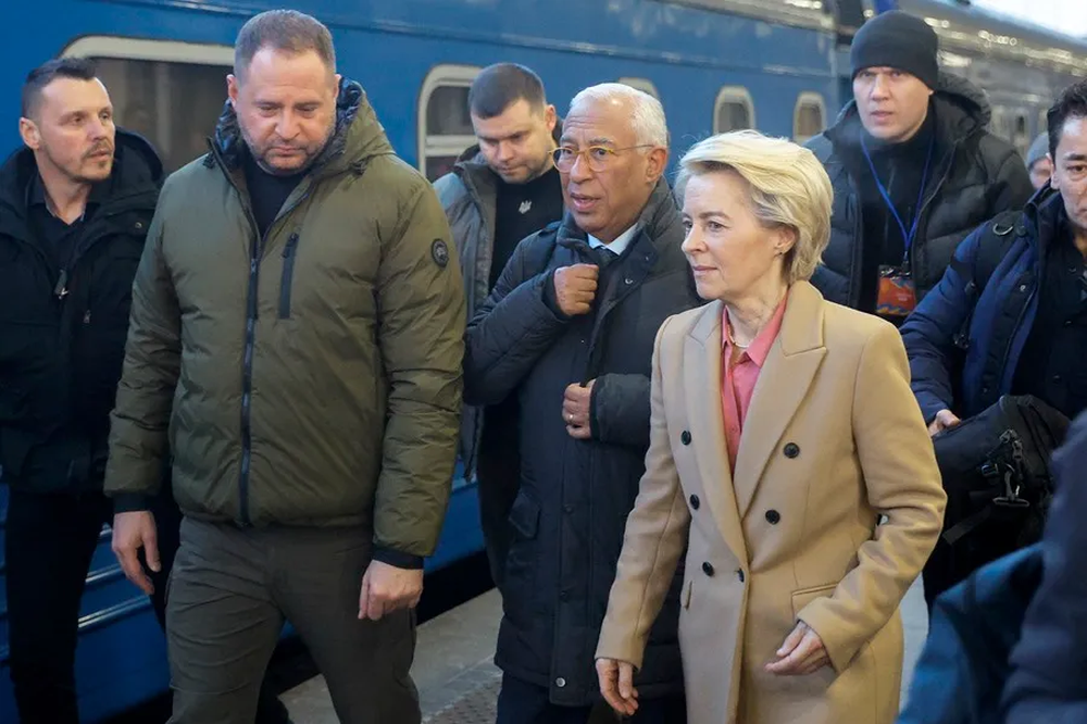 La presidenta europea, Ursula Von der Leyen, llega a Kiev para recordar los tres años de invasión rusa a Ucrania.