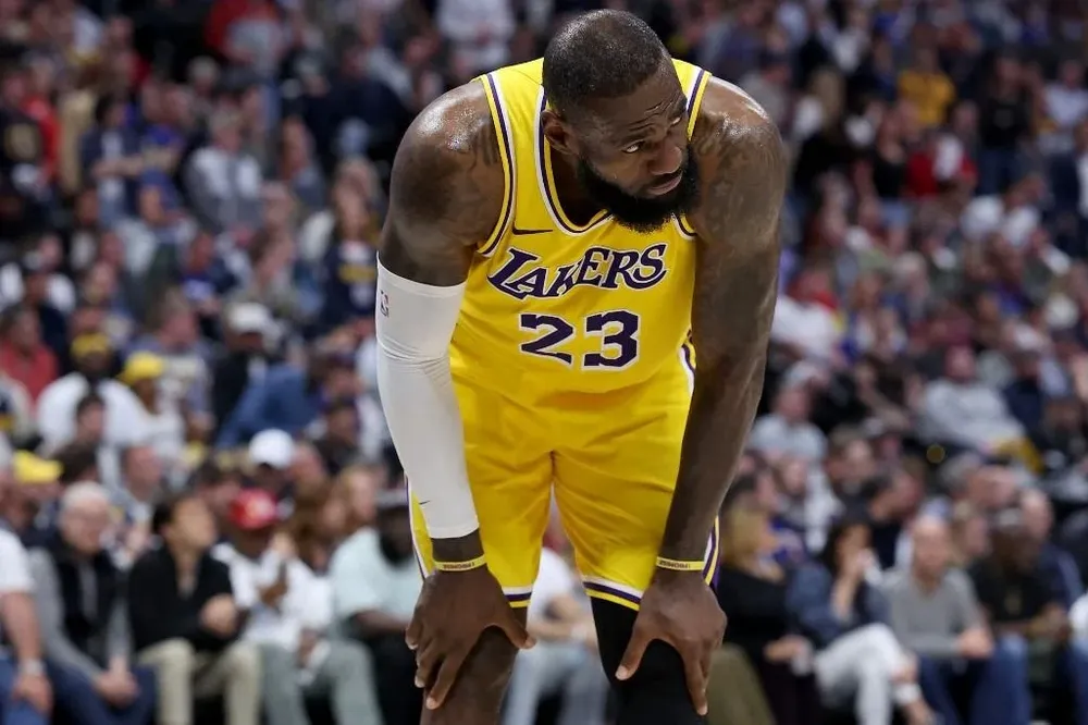 LeBron James ante los Denver Nuggets LeBron James ante los Denver Nuggets