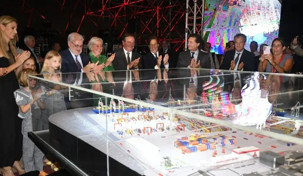 El presidente Luis Lacalle Pou junto a la familia Huts y autoridades del gobierno