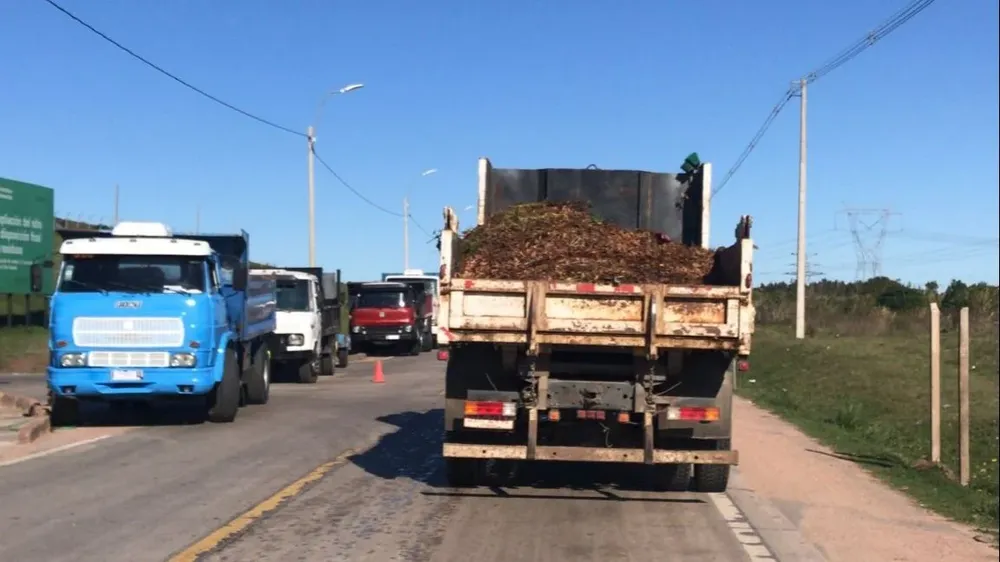 20230502 - Transportistas bloquean acceso a la usina Felipe Cardoso