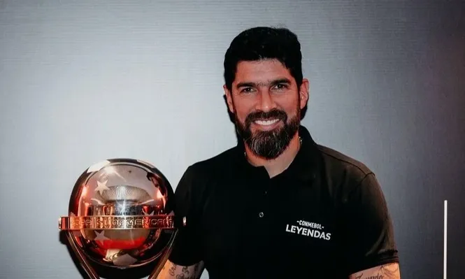 Sebastián Abreu con la Copa Sudamericana
