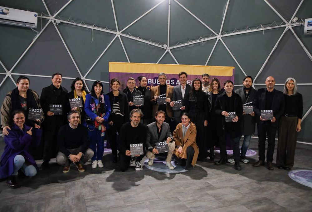 La ministra de Cultura de la Ciudad Gabriel Ricardes, el jefe de Gobierno porteño Jorge Macri y el ministro de Desarrollo Económico Roberto García Moritán junto a los ganadores del programa BA Producción Internacional