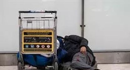 Una persona sin hogar en la Terminal 4 del Aeropuerto Adolfo Suárez Madrid-Barajas, a 21 de mayo de 2025, en Madrid (España).