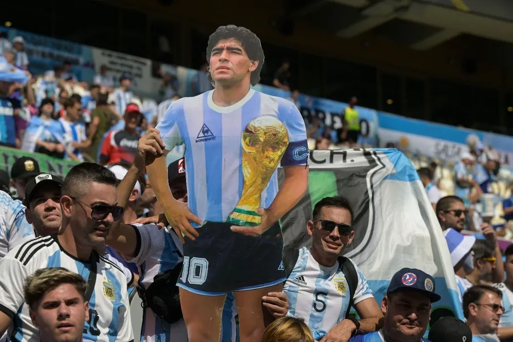 Una imagen de Diego Maradona con la Copa del Mundo que Argentina ganó en 1986.