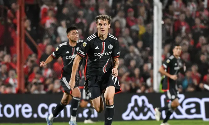 Facundo Colidio festeja uno de sus goles durante el partido que jugaron Instituto y River.