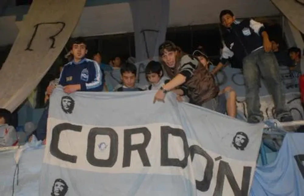 Jóvenes hinchas de Cordón Jóvenes hinchas de Cordón