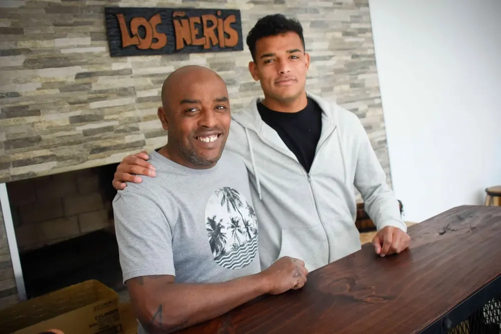 Padre e hijo en la barbacoa con nombre propio: Los Ñeris