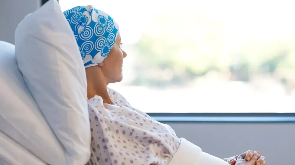 Ehrenreich se vio obligada a escribir el libro después de que le diagnosticaran un cáncer de mama y le repitieran sin cesar que no podía enfadarse, que debía de ser positiva, que sólo si era optimista lograría vencer a la enfermedad.