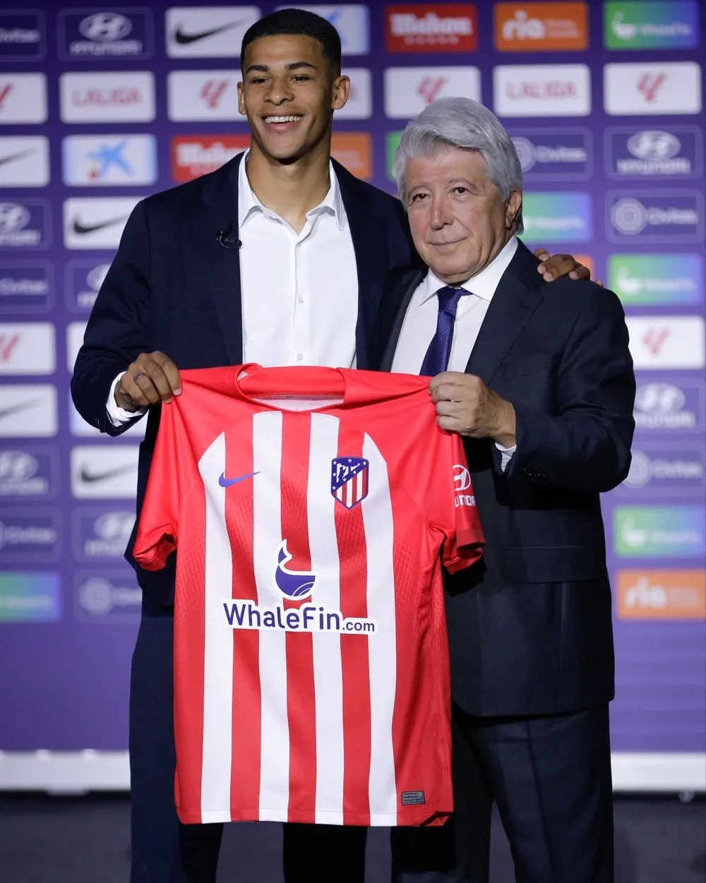 Mouriño con la camiseta y el presidente de Atlético