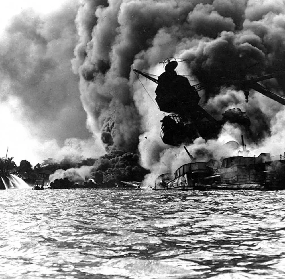 El USS Arizona arde mientras se hunde después del ataque