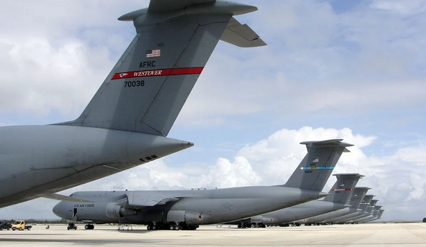 Aviones de la Fuerza Aérea estadounidense llegan a las bases españolas de Rota y Morón.