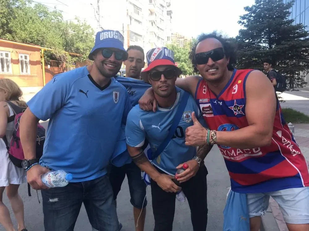 La llegada de Uruguay a Rostov con los primeros hinchas celestes