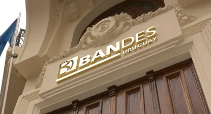 Bandes firmó traspasos al BROU y el Comercial suprimirá sucursales