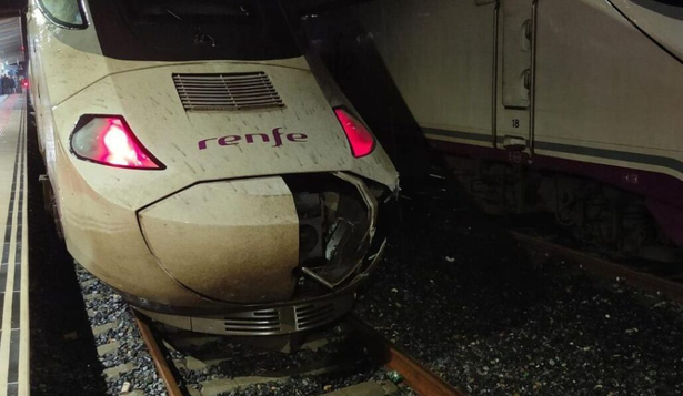 El frente del tren Alvia tras el impacto contra las rocas.