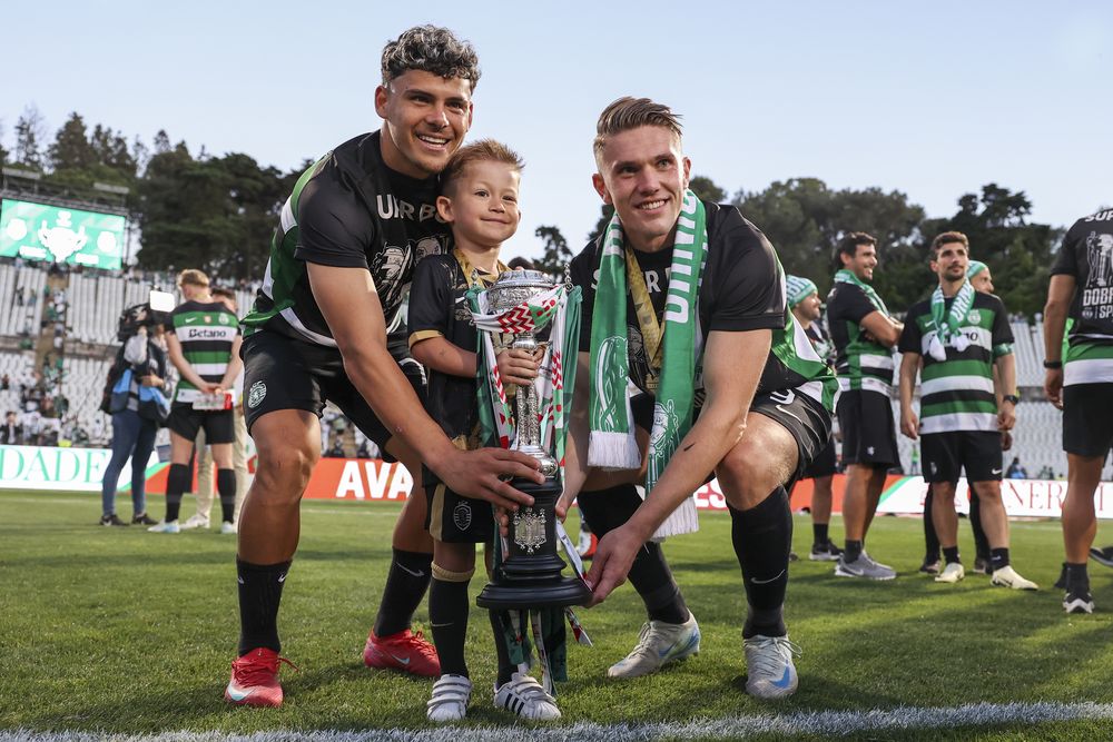 Maximiliano Araújo junto al sueco Viktor Gyokeres festejan el título de la Copa Portugal con Sporting Lisboa ante Benfica Maximiliano Araújo junto al sueco Viktor Gyokeres festejan el título de la Copa Portugal con Sporting Lisboa ante Benfica