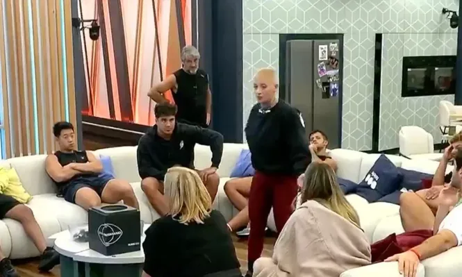 Furia peleando con Virginia GH