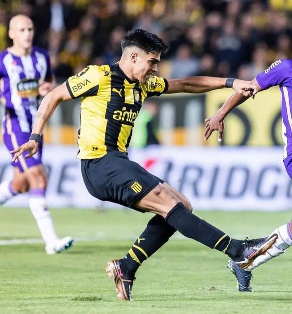 Matías Arezo en el partido entre Peñarol y Fénix