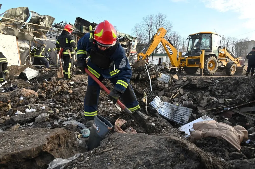 Rescatistas trabajan en un sitio atacado por misiles rusos en un pueblo ucraniano