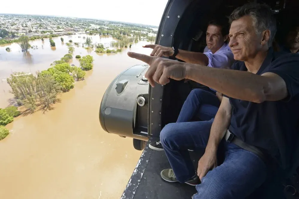 Macri recorrió la zona inundadas de Argentina