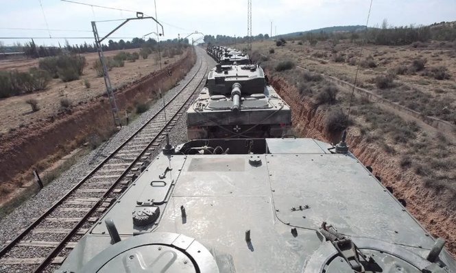 Tanques Leopard 2A4 en una formación de tren