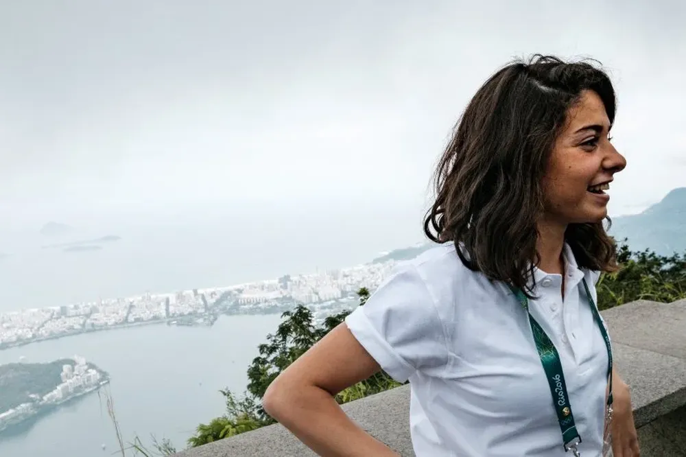 Yusra Mardini visitando la estatua del Cristo Redentor en Rio