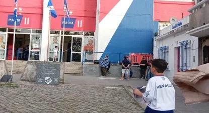 Erick al llegar al Gran Parque Central invitado por Alejandro Balbi