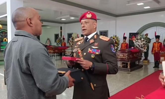 El general Marcano Lara encabezó los funerales de parte de los escoltas venezolanos de Maduro que fueron abatidos por las fuerzas de EE.UU.