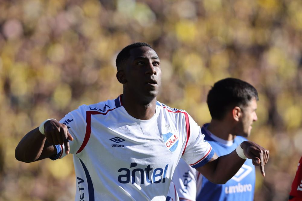Gonzalo Carneiro de Nacional celebra un gol ante Peñarol por la final de la Liga AUF Uruguaya