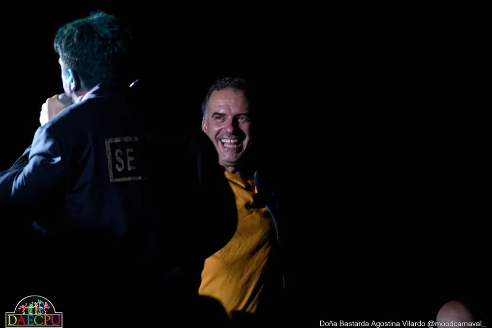 Orsi, de buen humor cuando la murga interactuó con él.