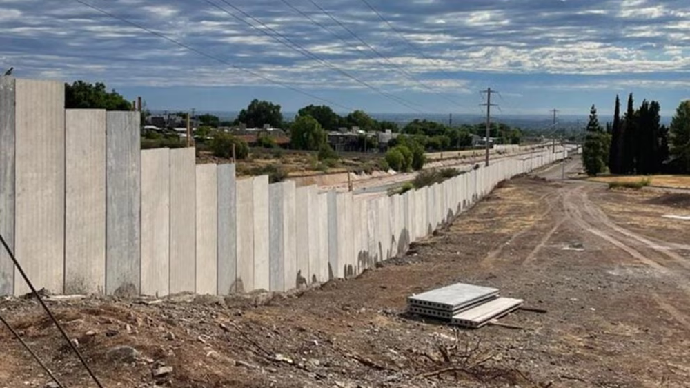 UNCuyo en conflicto: suspenden la construcción de un muro perimetral por falta de permisos y críticas