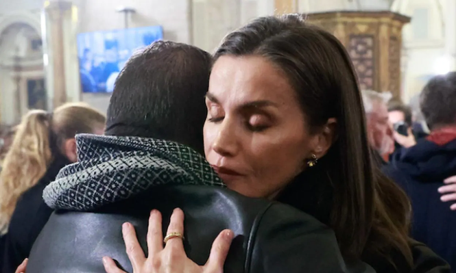 La reina Letizia consuela a uno de los familiares de las víctumas de la DANA trágica en Valencia.