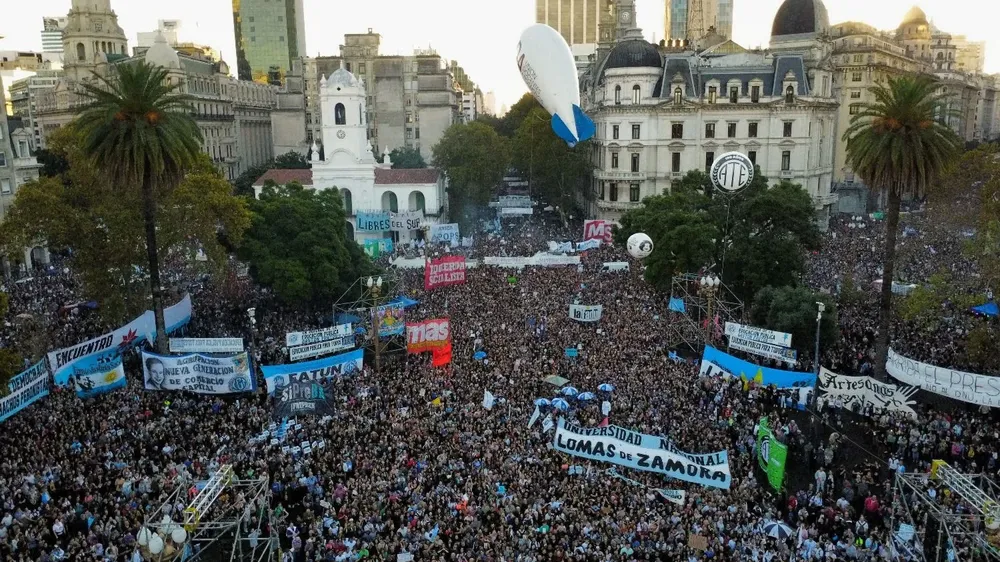 Una toma aérea de la marcha universitaria en Plaza de Mayo