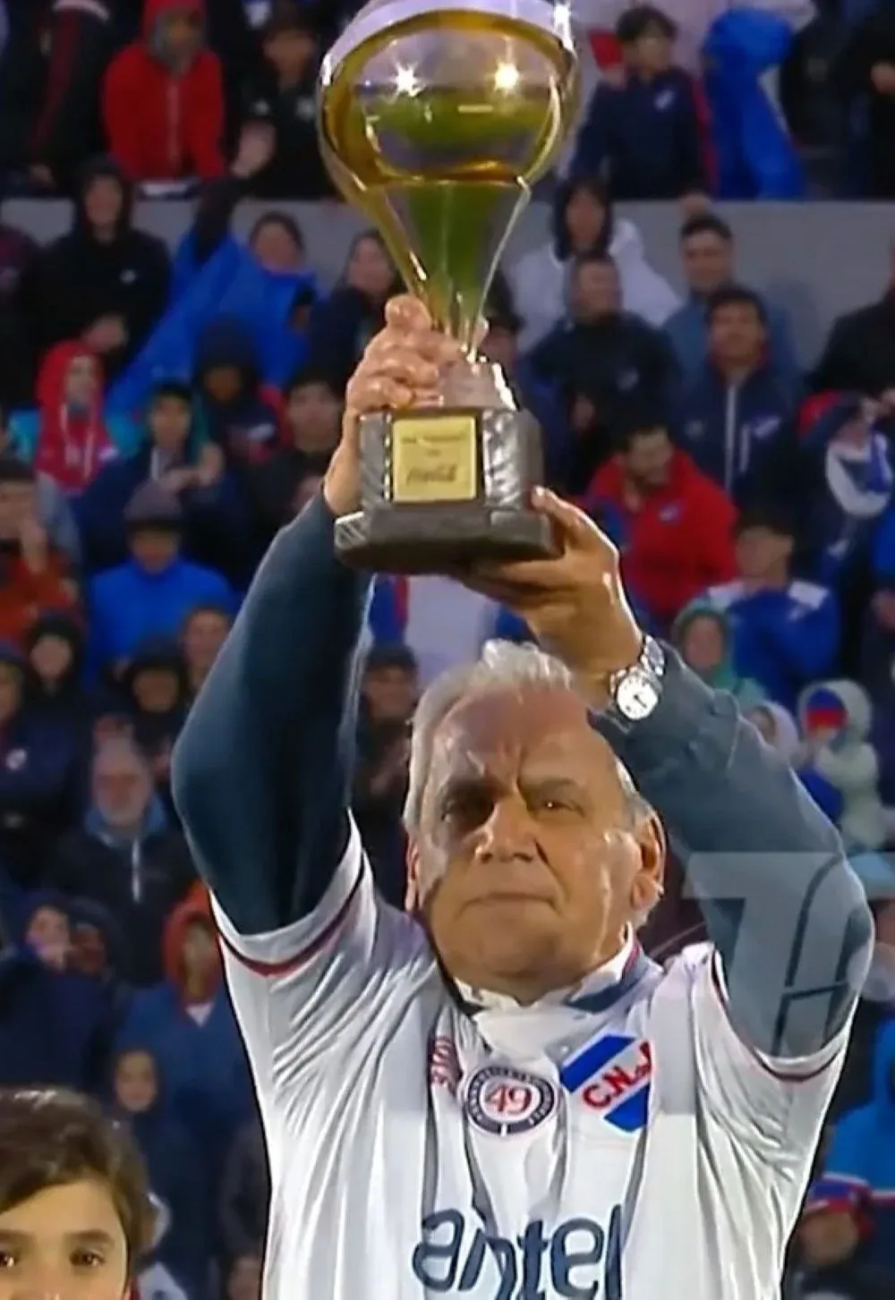 José Fuentes levantando una copa ganada por Nacional bajo su presidencia