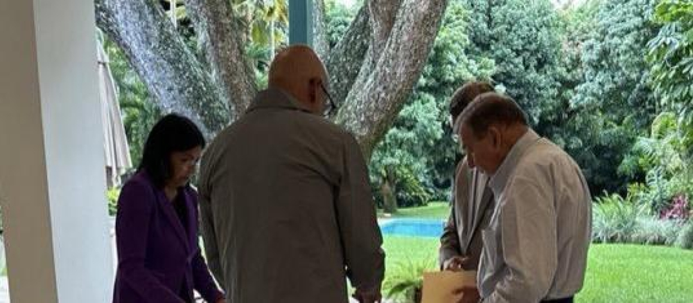 Edmundo González, entre Delcy y Jorge Rodríguez, en la Embajada de España en Caracas