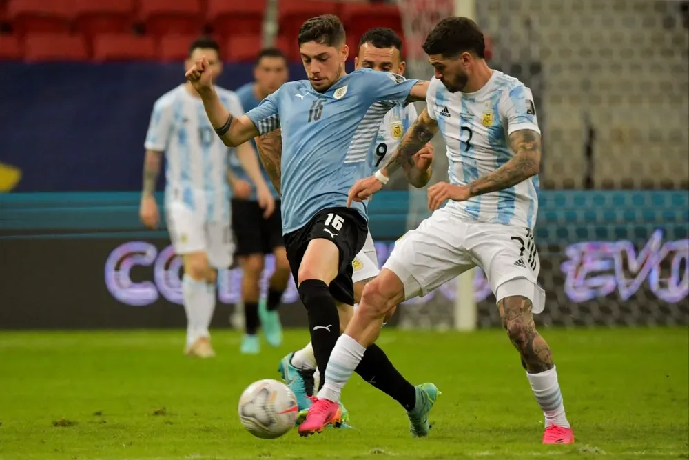 Valverde no consigue poner el juego que Uruguay necesita