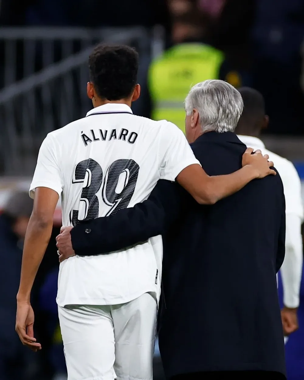 Álvaro Rodríguez se retiró del clásico de la capital abrazado por el técnico de Real Madrid, Carlo Ancelotti