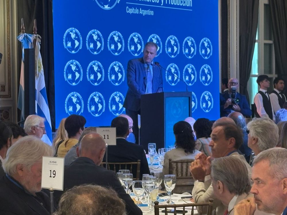 Yamandú Orsi en evento de Consejo Interamericano de Comercio y Producción en Buenos Aires