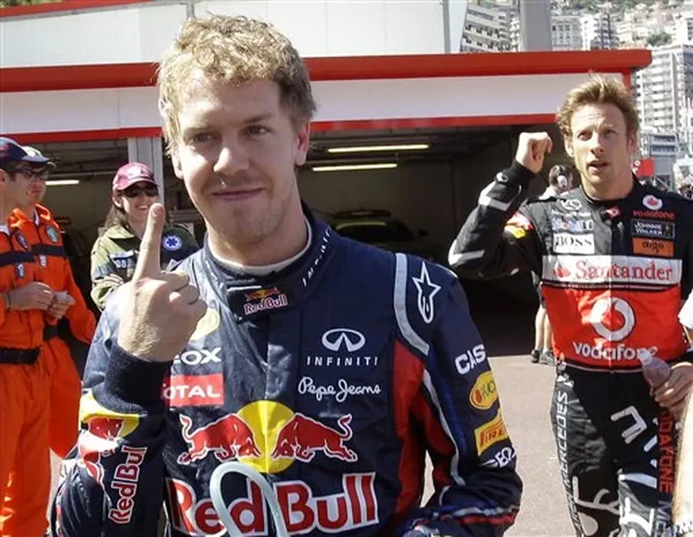 El alemán Sebastian Vettel vence a McLaren Mercedes Jensen Button