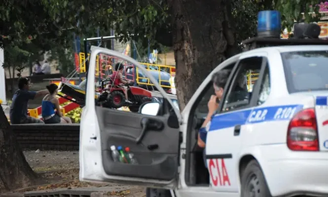 Roban auto a un comisario a punta de metralleta