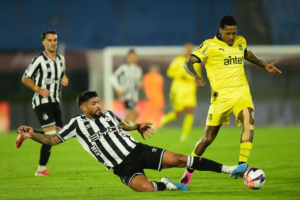 Nicolás Olivera y Abel Hernández&nbsp;