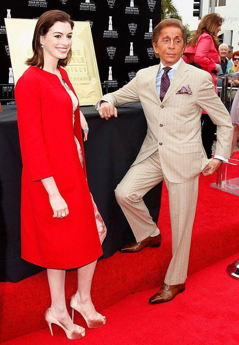 La actriz Anne Hathaway fue una de muchas celebridades que vistió el "rojo Valentino".